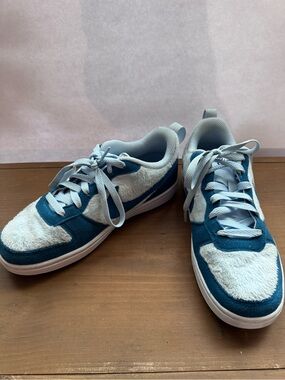 Nike court borough Kids Teal and White Low-Top Sneakers boys 4Y